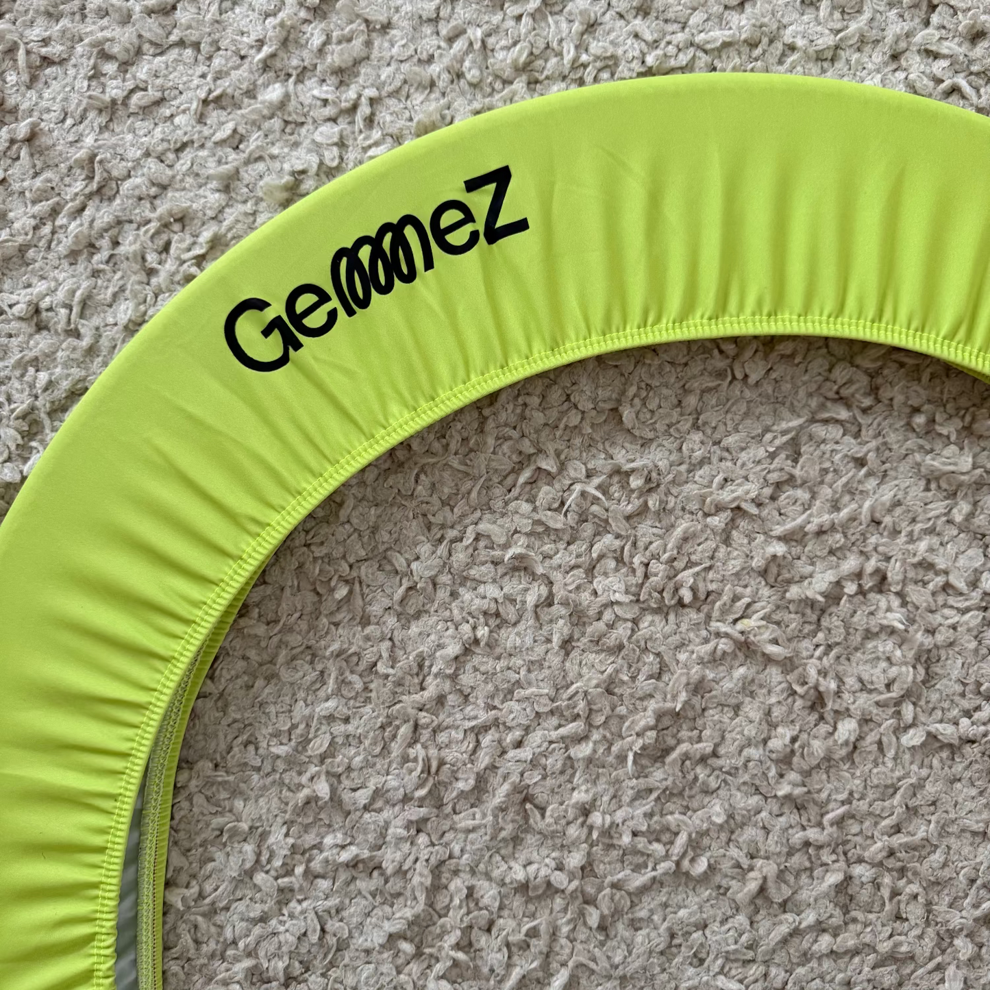 Neon hoop cover with GemmeZ branding on a beige carpet.