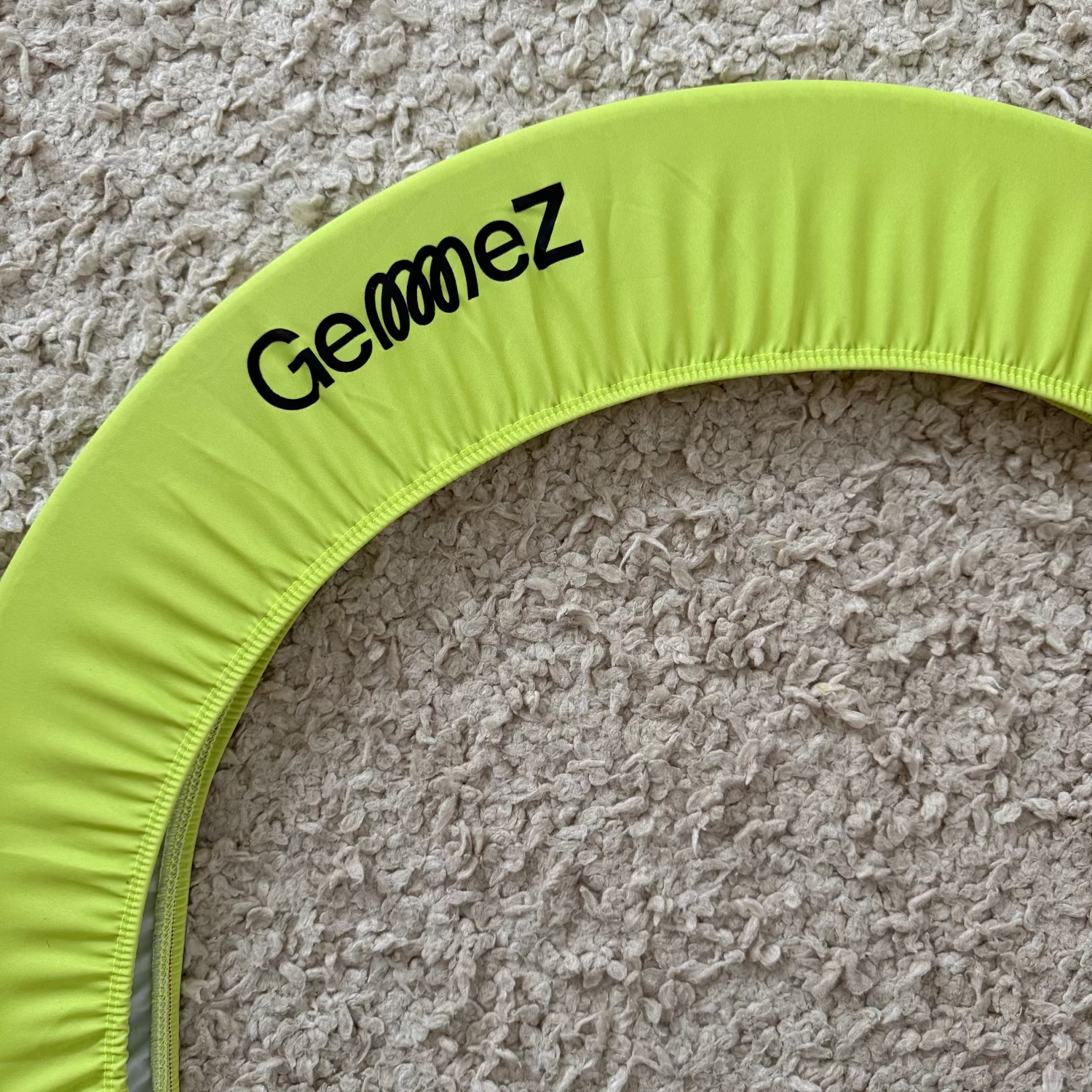 Neon hoop cover with GemmeZ branding on a beige carpet.