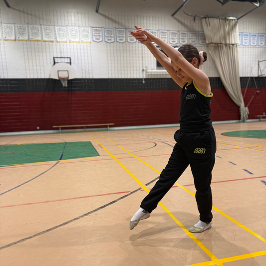 gymnast prep position for cartwheel 