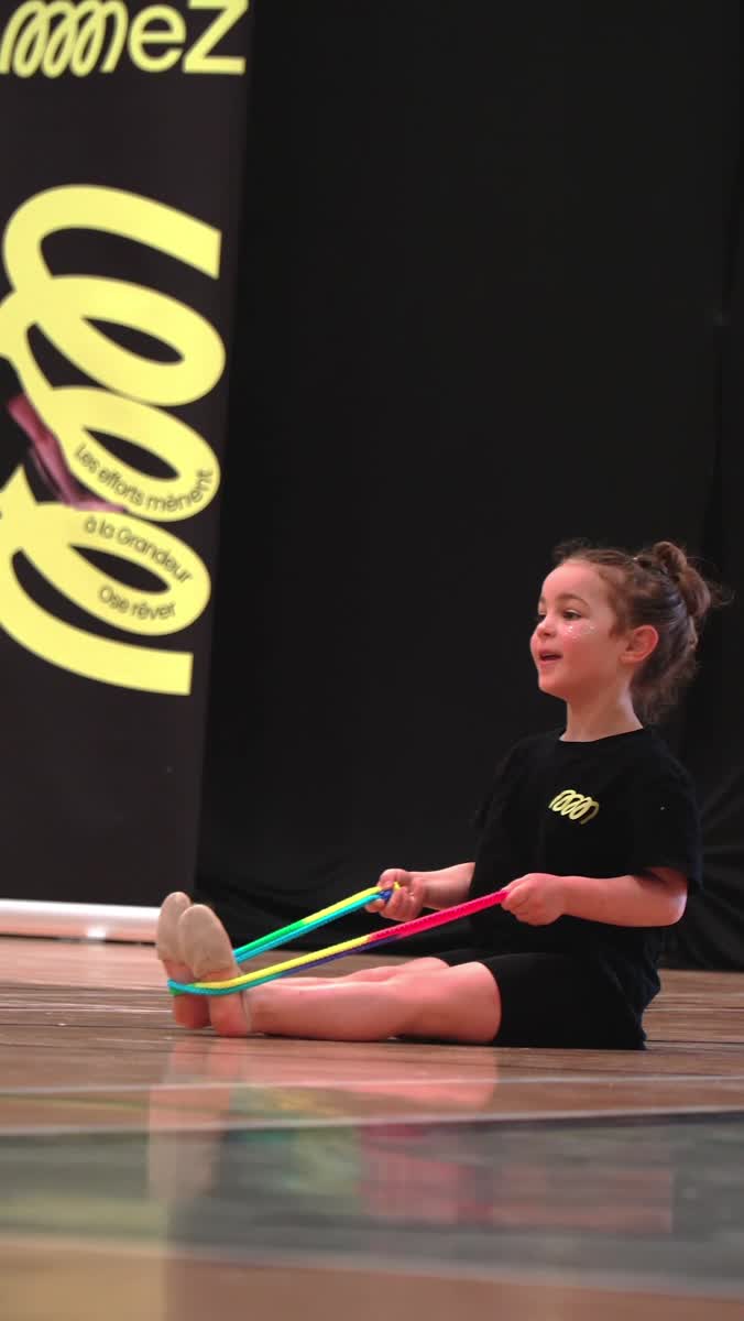 Jeune gymnaste Gemmez à la corde, cours récréatif